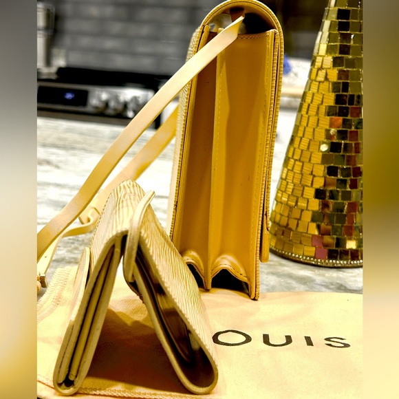 Bundle Louis Vuitton Authentic Epi Leather Shoulder Bag with Matching Compact - Picture 6 of 10